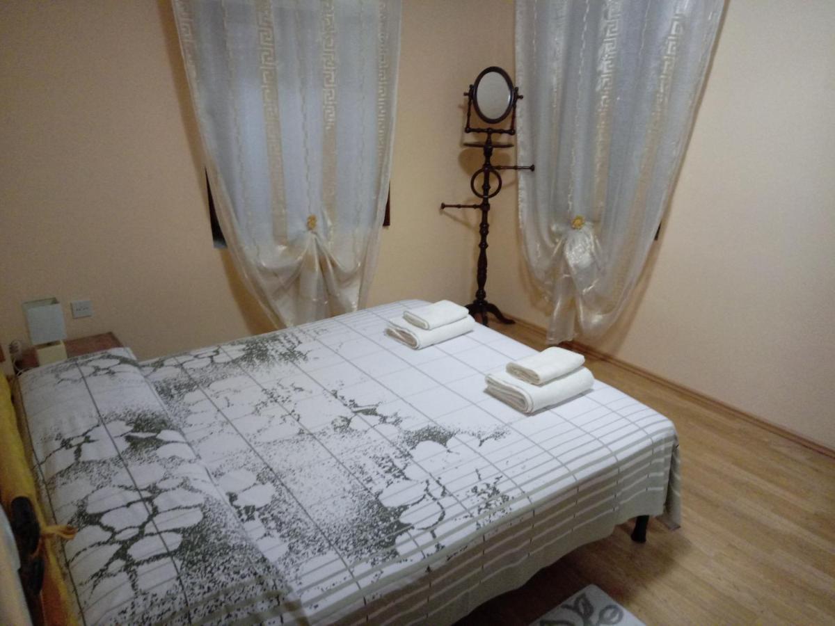 Apartment Villa Venezia เปราสต์ ภายนอก รูปภาพ
